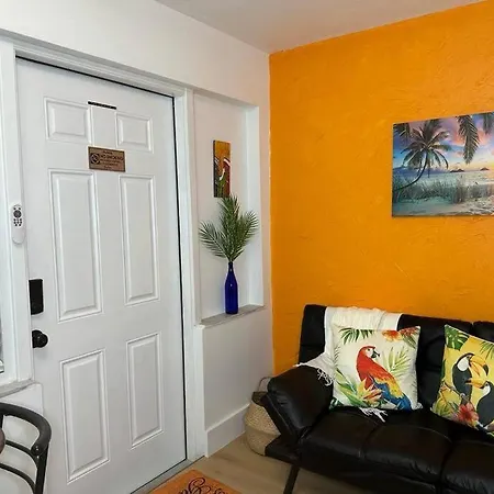 Sleeps 3, Casa Tropical In Miami Apartment Exterior photo