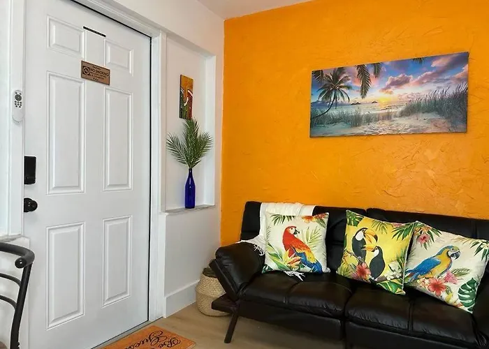 Sleeps 3, Casa Tropical In Miami